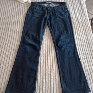 jeans - säljer dessa jättefina lågmidjade jeansen från lee, säljer dem då de var för korta för mig (är 166) men kunde inte skicka tillbaka då de är köpta från vinted.