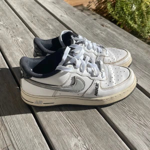 Custom air forces 1  - Storlek 38. Det är helt okej skick lite slitna på undersidan och små creases. Jag har bytt skosnören till nya fräscha Passar bra till vår, sommar och höst. Dem är inte svåra att matcha med dina kläder. Missar tyvärr sko boxen 