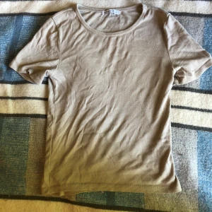 T-shirt  - Ribbad beige tshirt, sitter lite tajtare på kroppen 💓 litet hål på framsidan se bild