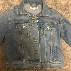 Jeans jacka  - Helt oanvänd jeans jacka från istay, inga defekter💗 skriv privat för flera frågor 