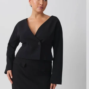 Blazer ginatricot - Croppad blazer från ginatricot, använd vid ett tillfälle! ❤️nypris va 600 kr! 