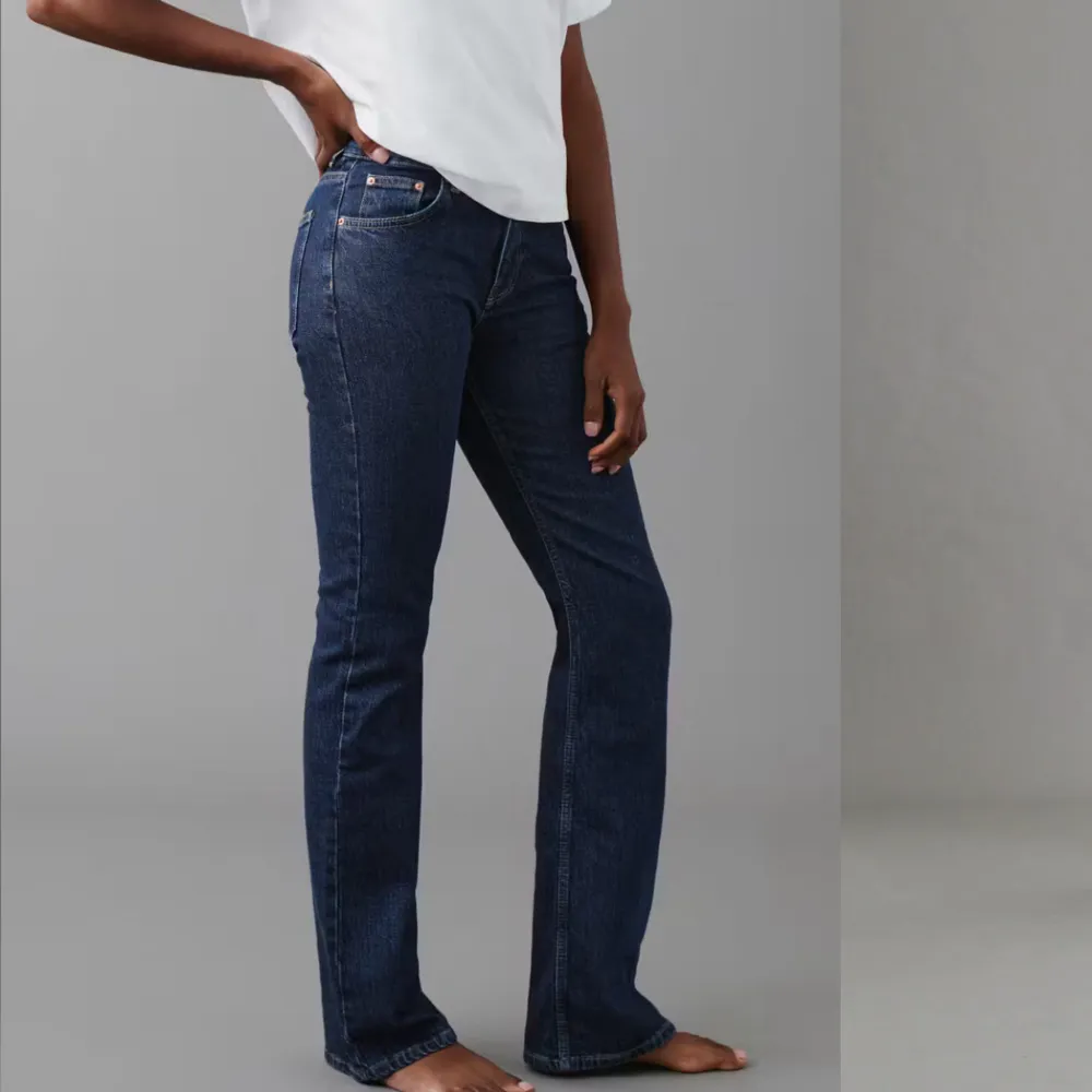 Jag säljer dessa jätte snygga jeansen från Gina tricot i modellen ”full length flare jeans”. Dom är mod waisted och storlek 34. Passar perfekt på mig som är 164. Jeans & Byxor.