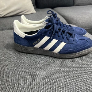 Adidas Spezial - Hej säljer en Adidas Spezial köptes i plick då den är i ny skick säljs på grund utav att den är för liten för mig den är i storlek 43,5 priset kan sänkas