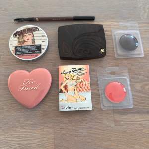 Smink med olika produkter från olika märken.  Ögonbrynspenna H&M (öppnad) Highlighter The Balm (öppnad) Bronzer Lancome (öppnad) Ögonskugga Hyperflex (oöppnad) Blush Too Faced (öppnad) Puder The Balm (öppnad) Blush/Ögonskugga Hyperflex (oöppnad)