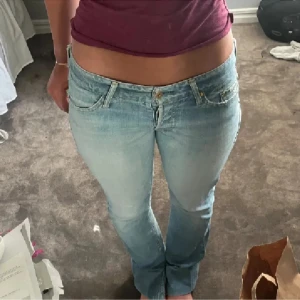 Lågmidjade jeans  - Säljer dessa lågmidjade jeans då dom är för stora på mig 