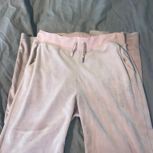 Juicy couture  - Ett par ljusrosa juciy couture byxor som är använda, stl s, har missfärgning längst ner på byxorna bak men som knappt syns. 🌸 