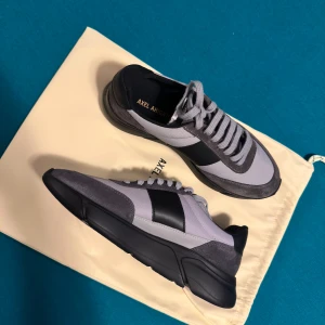 Oanvända Axel-Arigato skor, helt nya i originalförpackning - Säljer ett par helt nya Axel-Arigato skor, i original förpackning. Frågor om pris och skorna görs privat.