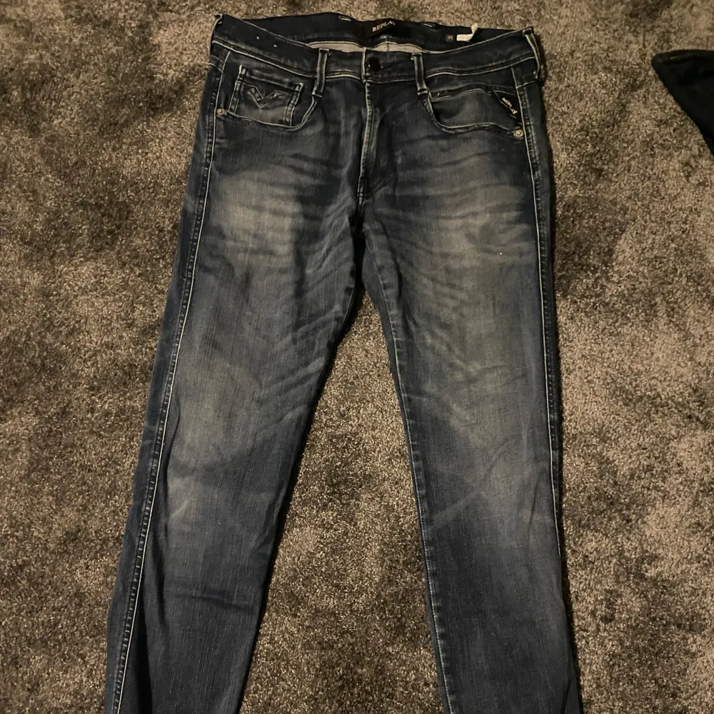 Säljer ett par feta Replay Anbass. Riktigt bra skick och väldigt populära. Hör av er för frågor 😁   Längd på modellen: 188cm. Jeans & Byxor.