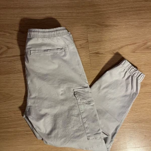Zara vita cargos - Vita Cargopants från zara Använda en gång Stl L men passar M