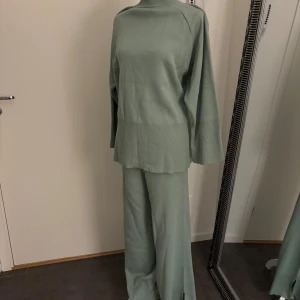 Grönt sett  - Helt nytt sett, endast testad. Den är väldigt varm speciellt skön att ha på vintern. Storlek är one size men passar s-m. Fast pris på 700kr, inköpt i London. Väskan säljs i en annan annons ✨💫