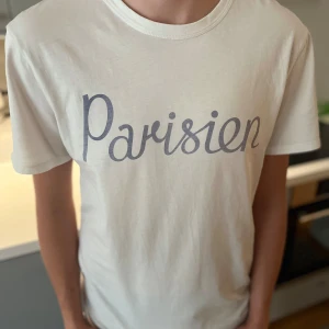 Maison Kitsuné t-shirt - Maison Kitsuné t-shirt *NYSKICK*! är 185cm & 70kg | Nypris: 1200kr - mitt pris 399kr 