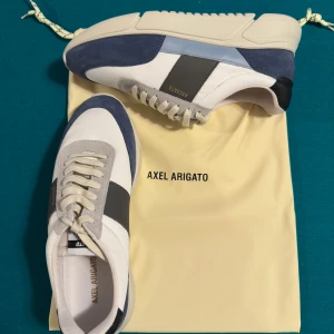 Oanvända Axel-Arigato skor, helt nya i originalförpackning - Säljer ett par helt nya Axel-Arigato skor, i original förpackning. Frågor om pris och skorna görs privat.