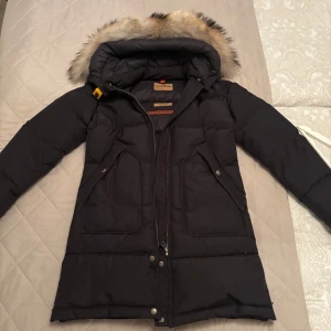 Parajunpers - Säljer min parajumpers jacka som nya andvänd 2-3 gånger. Köpt på nk i Stockholm 