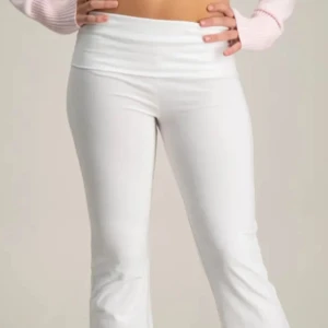 yoga pants - säljer dessa invikta byxorna från gina trico i beige. strl S. byxorna är helt oanvända och mysiga.