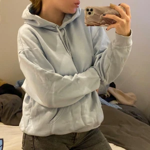 Ljusblå hoodie - Säljer en supermysig ljusblå hoodie i lite oversized stil. Perfekt för chilliga dagar eller när du bara vill vara bekväm.