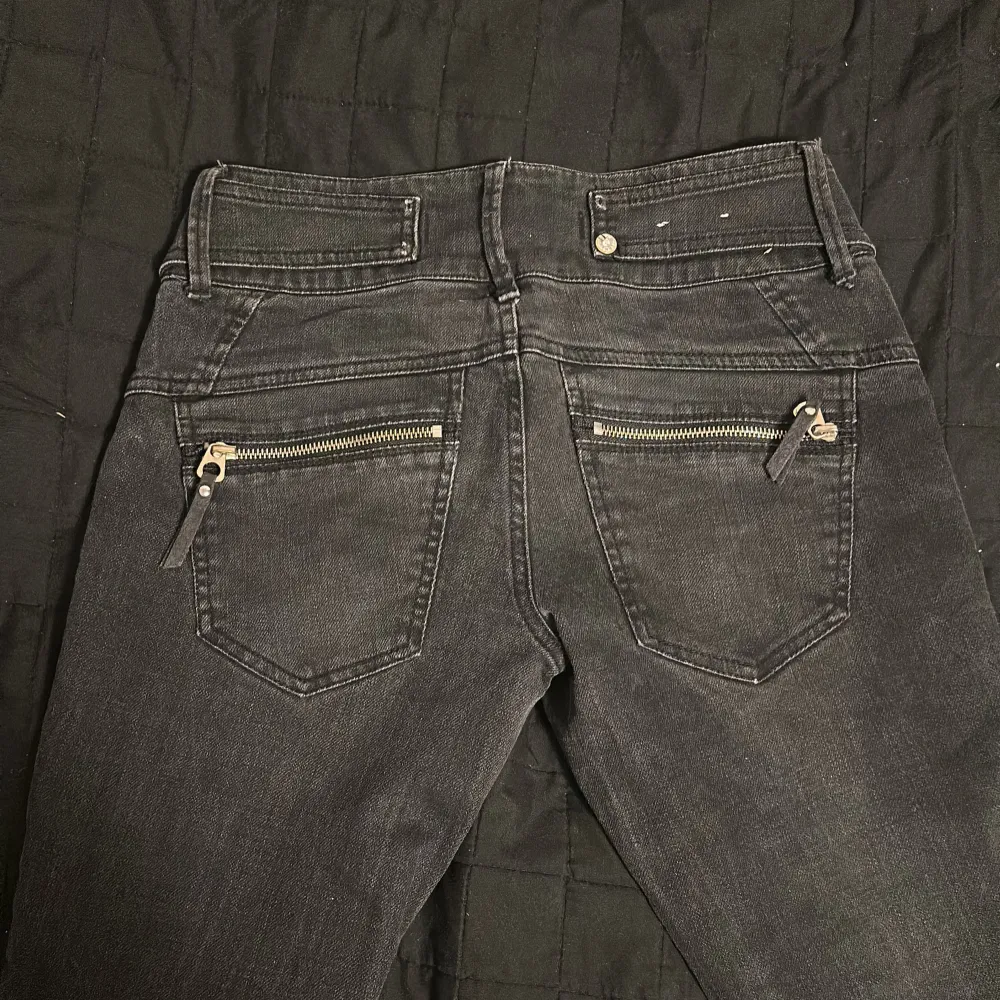 Fina lågmidjade jeans aldrig använd då det för små och köpta på secondhand men bra kvalitet . Jeans & Byxor.