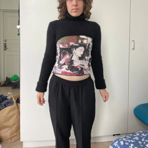 Knitted neck &Other stories - Perfekt för den höst och  i mycket bra skick. 100% Kashmir. Använd en gång.