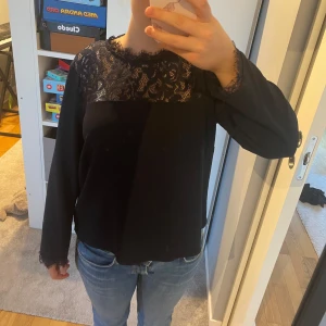 Blå blus med spets  - Blå blus med spets. Inte använd så mycket. 