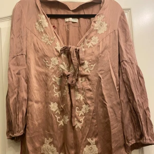 Odd Molly blus  -  Säljer en jättefin blus av märket Odd Molly har använt den bara en gång och sedan har den varit i garderoben