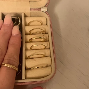 Guld ringar - Sju stycken stilrena guldringar från glitter. Dem är i ett helt nytt skick( det är blandat 17 mm och 18 mm) säljer alla ringar ihop för 100 kr💕