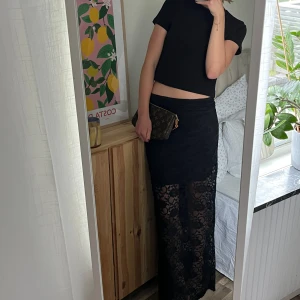 Oanvänd Maxi spetskjol  - Så snygg kjol. Oanvänd, med lapp kvar. Maxi längd och går till marken på mig som är 174cm. Fastsydd minikjol under. 