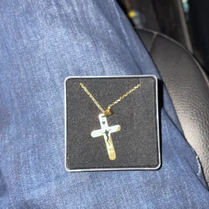 Guldhalsband med korshänge - Säljer ett stilrent guldhalsband med ett korshänge. Halsbandet har en fin kedja och korset har en blank yta som reflekterar ljuset snyggt. Perfekt för både vardag och fest!