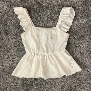Shein topp - Jättesöt topp från shein, använd under cirka en sommar. Har inga defekter, bra skick💗