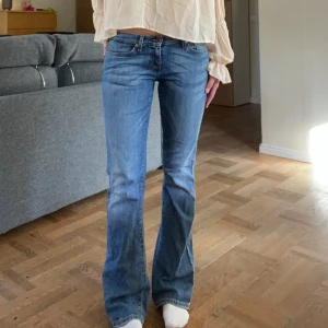 Lågmidjade bootcut jeans - Fina lågmidjade bootcut jeans. I bra skick förutom att det är slitna längs ner och på ena bakfickan. Jag är 171 cm. Storlek 31/34. Skriv privat för frågor eller flera bilder💗 Midjemått 41 cm Innebenslängd 84 cm