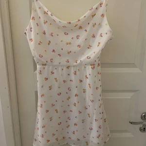 Blommig klänning  - Jätte söt blommig klänning med fin knytning baktill, från hm!!
