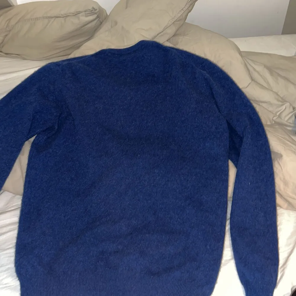 Säljer denna sköna och varma cashmere tröja från märket puro cashmere köpt här på Plick . Den har inte kommit till användning och vill därför sälja den. Perfekt nu för hösten. Hör av er vid frågor. Vid snabb affär kan jag gå ner i pris. Tröjor & Koftor.