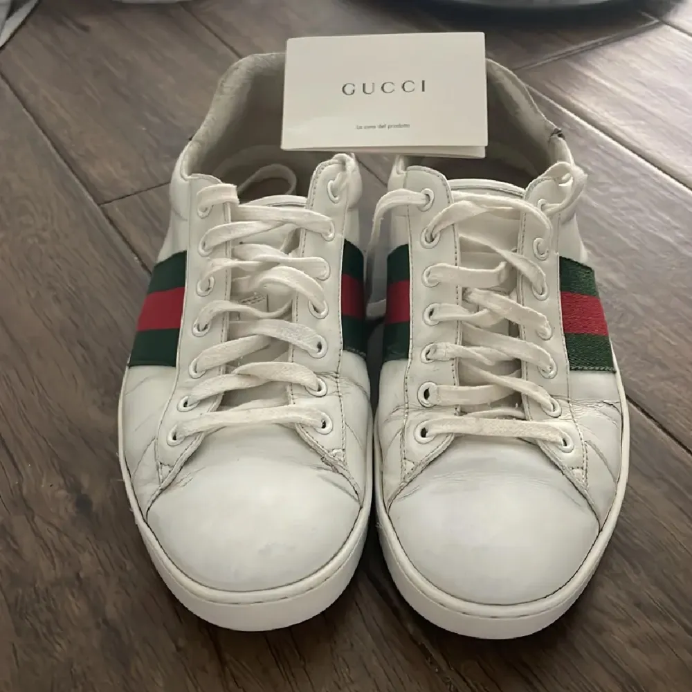 säljer ett par Gucci ace skor i hyfsat skick. Insidan är rätt så sliten men utsidan ser riktigt fräsch ut i helhet är skon 7/10. Liten defekt på bild 4 men det syns inte 👍Nypris: ca 8000kr mitt pris: 1499kr 🔥 kontakta mig via funderingar 💛. Skor.