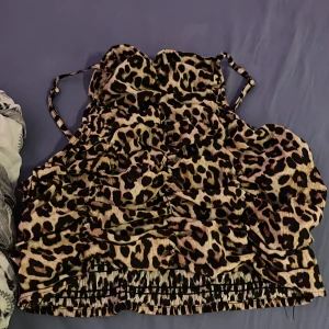 Leopard topp - As snygg inför sommaren och sitter så snyggt på kroppen! Den passar allt från XS till M.