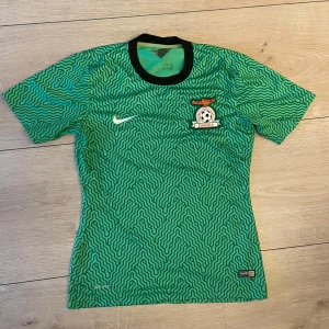 Zambia 2012 Hemmatröja 🟢🟠🇿🇲fotbollströja  - Zambia 2012 Hemmatröja 🟢🟠🇿🇲 Strl S Äkta