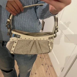 Handväska  - Så fin, lite smutsig inuti men går lätt att tvätta bort!