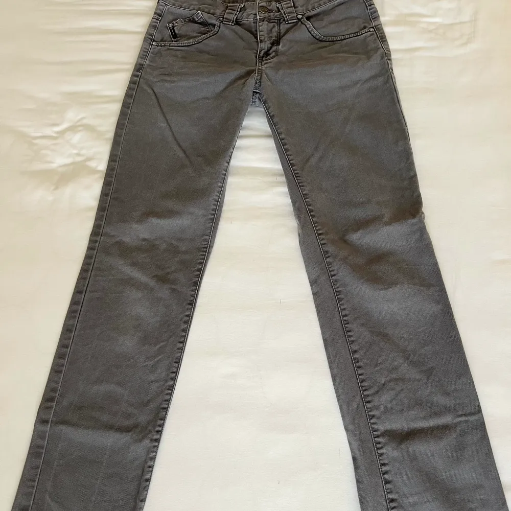 Vintage grå lågmidjade jeans från Armani💓 de har straight fit, midjemåttet är 39-40 och innerbenslängden är 79-80 cm. Fint skick!. Jeans & Byxor.