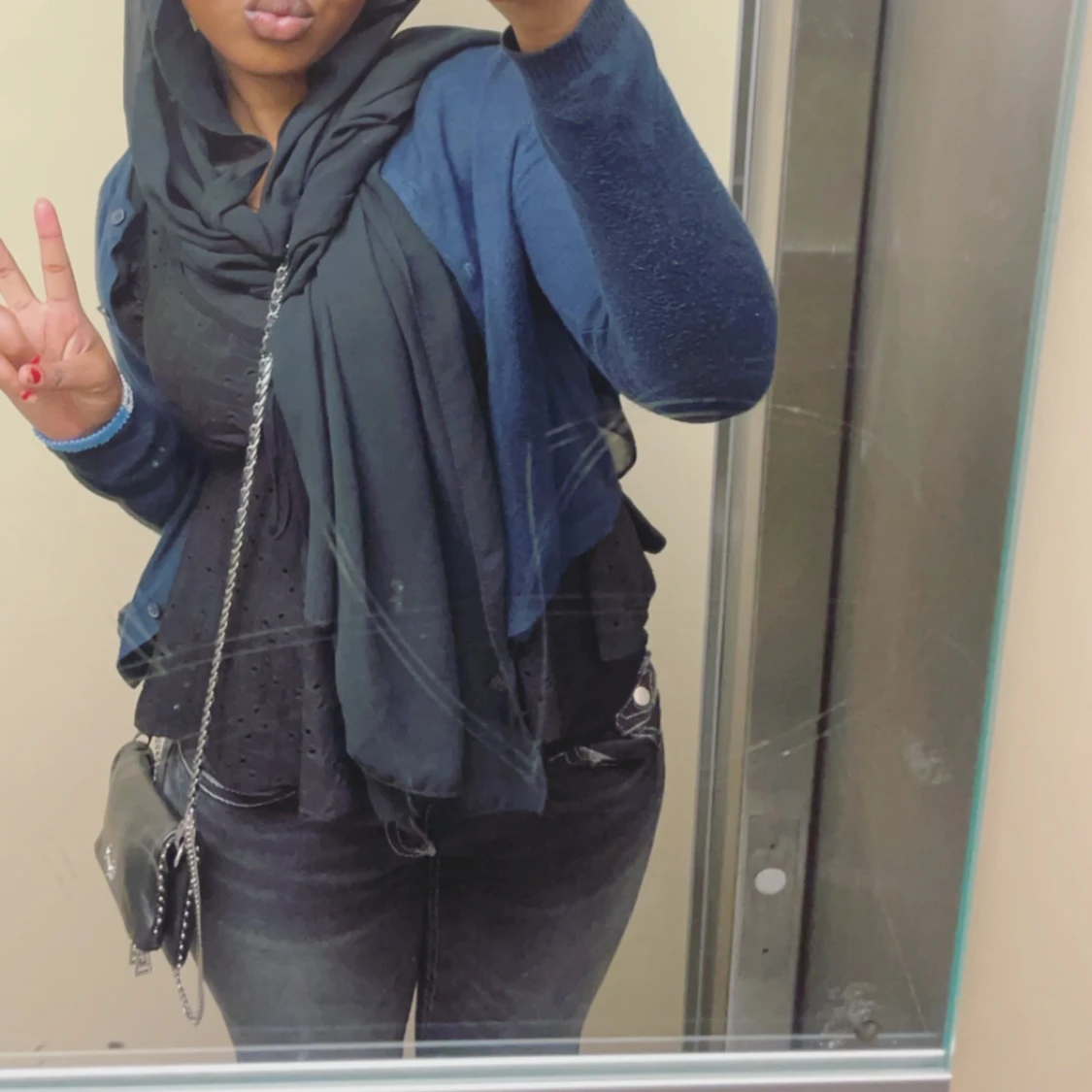 Svart axelväska med kedjedetaljer - 91