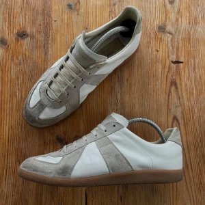 Maison Margiela GAT - INTRESSEKOLL Använda GAT’s i bra skick med fortsatt liv kvar. Köpta och autentiserade av @grischshop här på Plick. Kvitto och äkthetsbevis från butik finns därmed inte tillgängligt. OG box tillkommer. Hör av dig vid frågor/funderingar!🤝