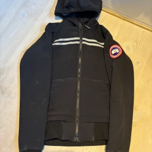 Canada goose fleece - Säljer mina varma fleece från canada goose då den inte passar längre. Bra skick förutom att den är lite fläckig, kan tvättas innan. Köptes på plick förra året.