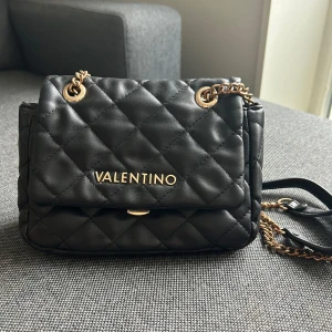 Valentino väska - Säljer min axelremsväska från valentino! Den har lite defekter på kedjorna, men är annars i fint skick och har varit sparsamt använd. Säljer då den inte kommer till så mycket användning längre🥰