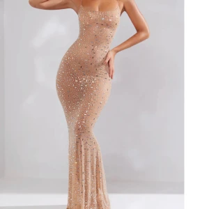 Ohpolly Mesh Klänning - Är inte riktigt 110% säker på om jag vill sälja denna då den är så sjukt snygg!! Helt oanvänd!! Man får med även en ”underklänning” som är i samma färg (då den är lite see thru)