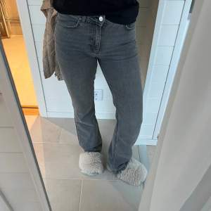 Så fina grå jeans i flare modell. Så sköna och stretchiga. De är mid waist och full length💕 endast använda ett fåtal gånger