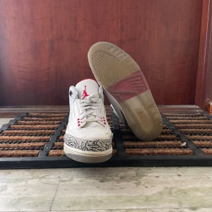 Jordan 3 Free Throw Line - Säljer dessa tvärfeta ”Jordan 3 Free Throw Line” då de ej kommer till användning längre. Defekter syns på bilderna. Kom dm för mer info