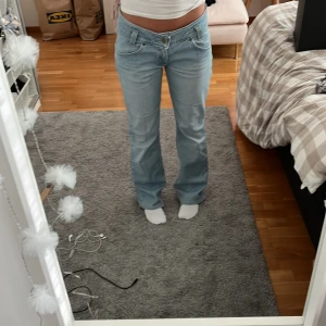 Lågmidjade lee jeans - Ett par superfina lee bootcut jeans med låg midja. Dom är i bra skick men lite uppgådda där nere, men det är inget man tänker på. Midjemåttet är 39cm rakt över och innerbenslängden är 78cm. Pris kan diskuteras.
