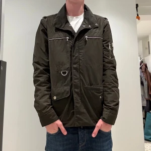 Fieldjacka - Tjena, säljer nu min snygga fieldjacka som blir perfekt nu framåt till höst, vinter och vår ~ Märke: Snoot ~ Strlk: M ~ Nypris: 3999 ~ Mitt pris: 499 ~ Skick: 9/10 ~ Bara att höra av er om ni har nåra frågor om till exempel storlek eller pris!👊🏻✌🏼