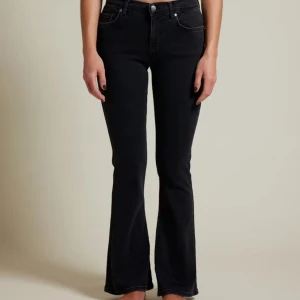 Low flare jeans - Säljer mina lågmidjade jeans från bik bok i storlek M/31 som är slutsåld, köptes för 700kr. Knappt använd men lite slitna längst ner då jag går litegrann på dem annars så är de i jättebra skick då de köptes för nån månad sen