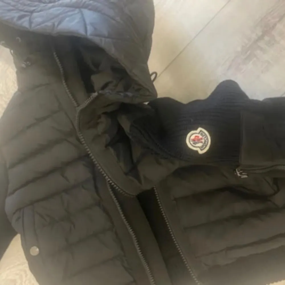 Säljer en helt ny Moncler cardigan storlek S. Den är aldrig använd och helt ny. . Tröjor & Koftor.