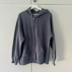 Zip hoodie fråm hollister. Oversize i storleken, passar många. Blå/lila i tonen. Väldigt bra skick. Pris går såklart att diskueteras💕