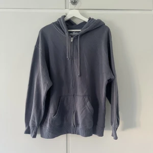 Zip från Hollister - Zip hoodie fråm hollister. Oversize i storleken, passar många. Blå/lila i tonen. Väldigt bra skick. Pris går såklart att diskueteras💕