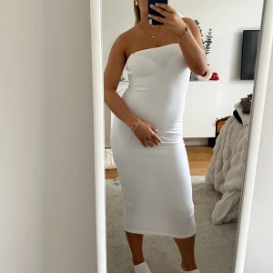 Klänning - En vit bandeauklänning från Gina Tricot som aldrig är använd. 