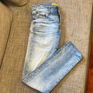 Blåa jeans från Jack & Jones - Säljer dessa blåa Jack & Jones jeans / modell-Slim/Glenn / Storlek 30/34 / skick är super / Hör av dig vid funderingar🙌